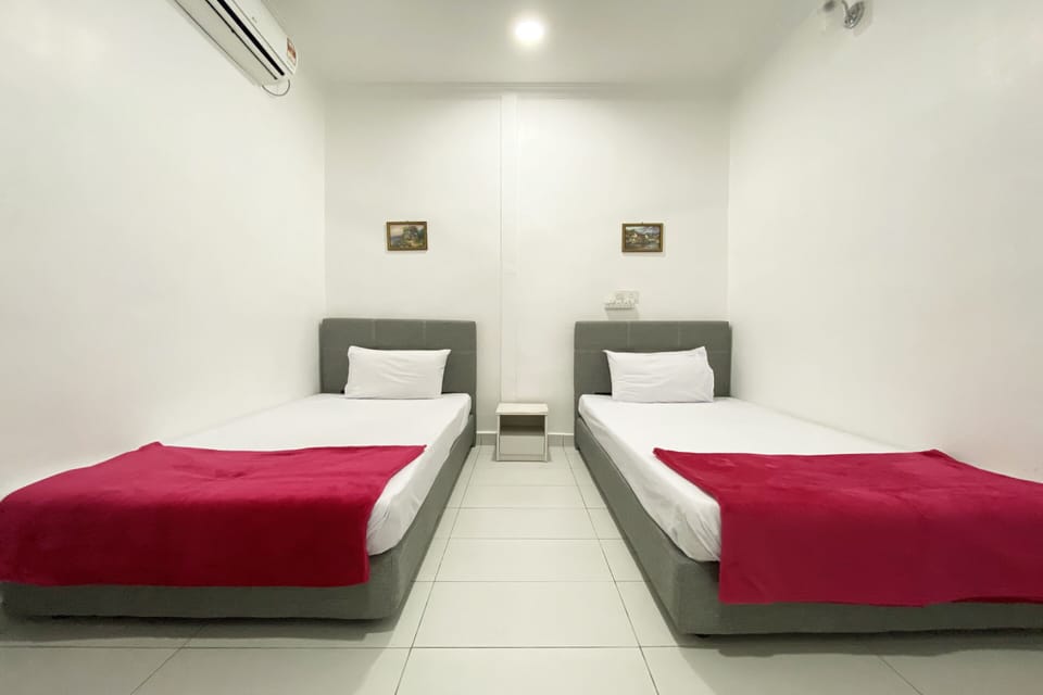 Twin Room, Private Bathroom | Desk, free WiFi
