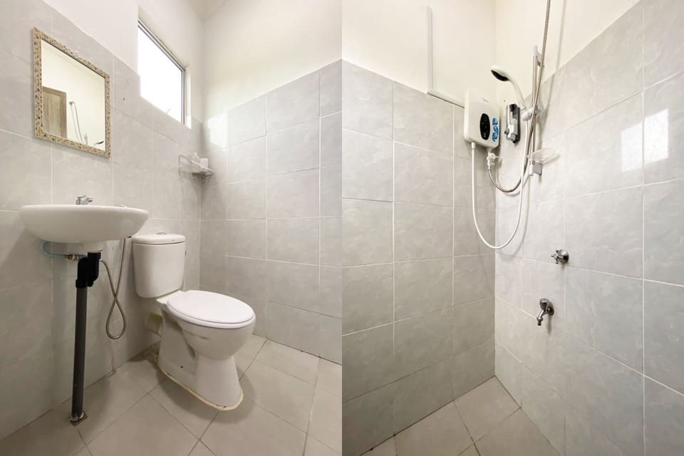 Family Room, Private Bathroom | Bathroom | Shower, free toiletries, towels