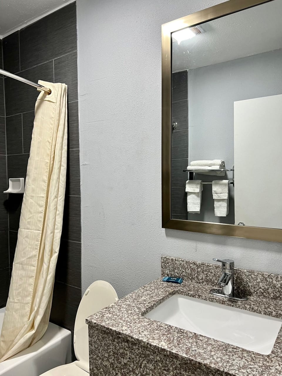 Combined shower/tub, free toiletries, towels