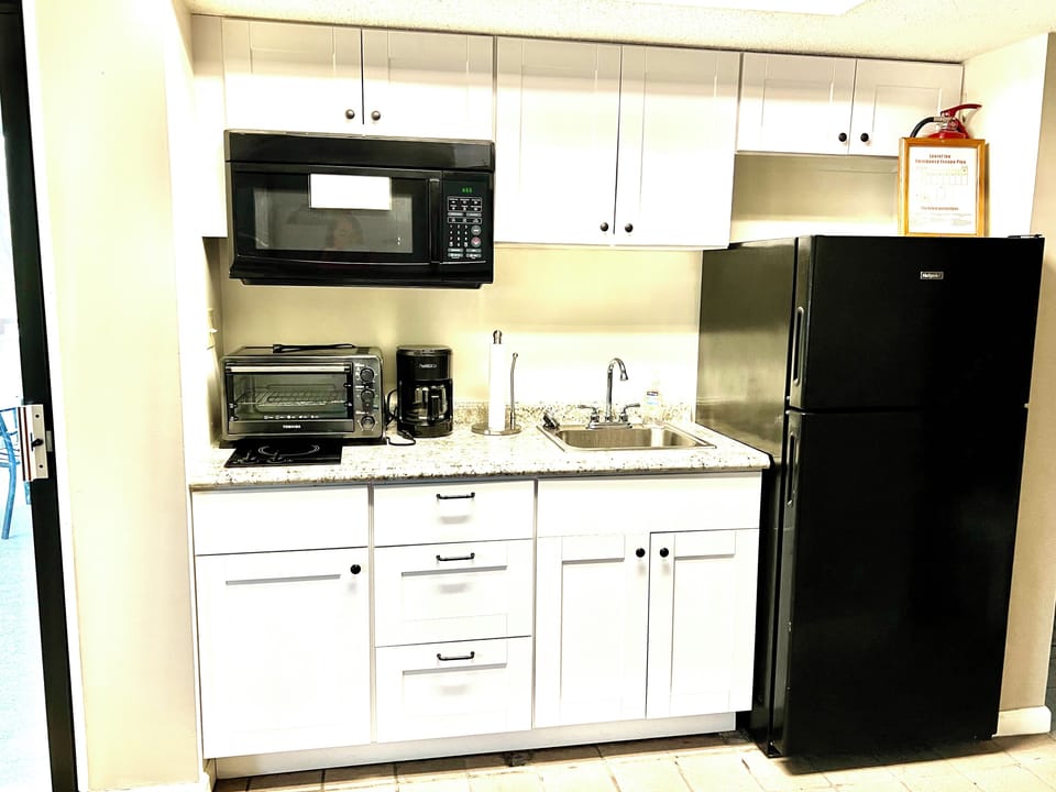 Kitchenette w microwave, toaster oven, 2 burner cooktop, drip coffeemaker, fridg