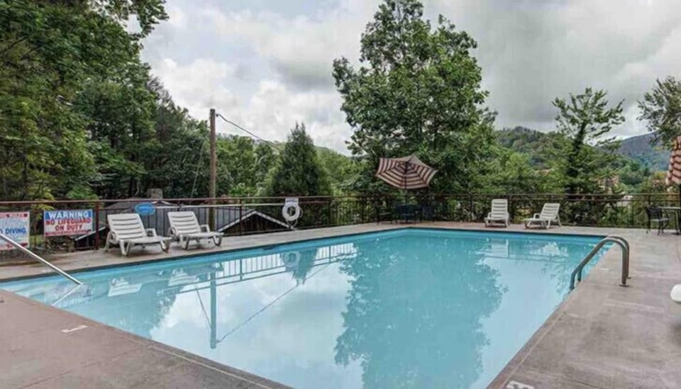 Outdoor seasonal pool
May-mid October 
With Mountain View