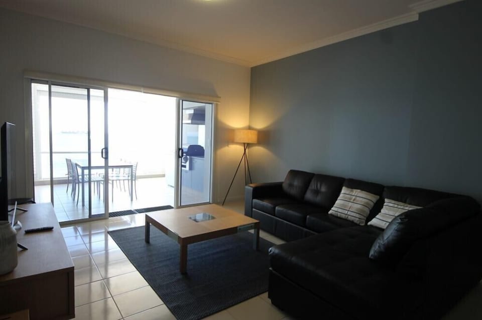 DB 114 lounge room