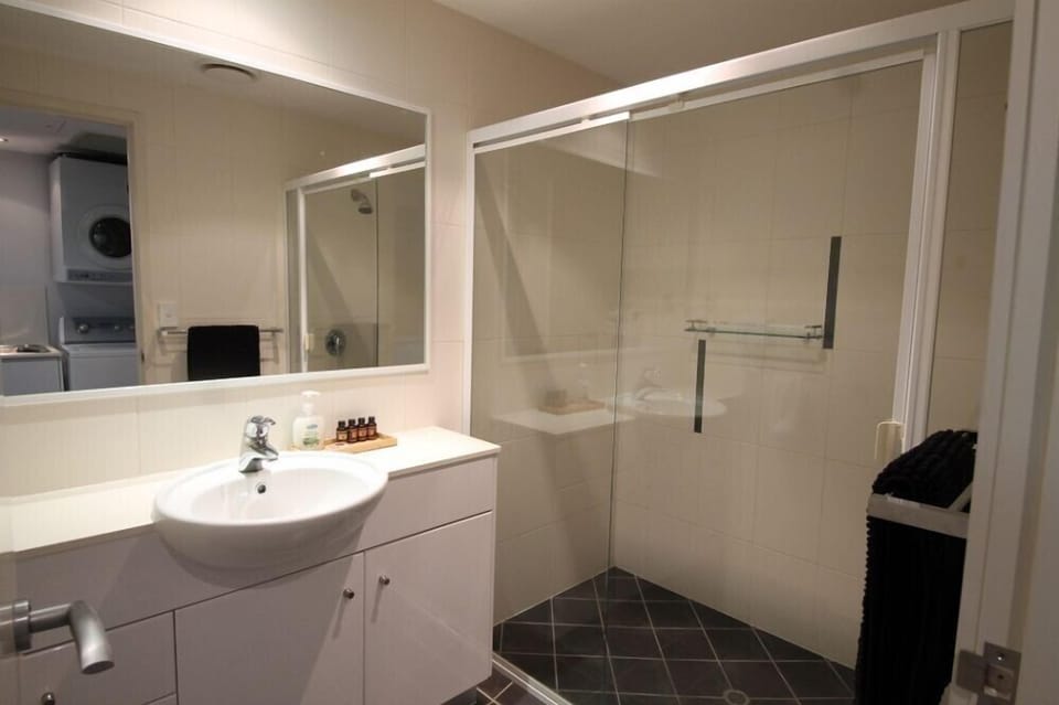 DB 11 main bathroom