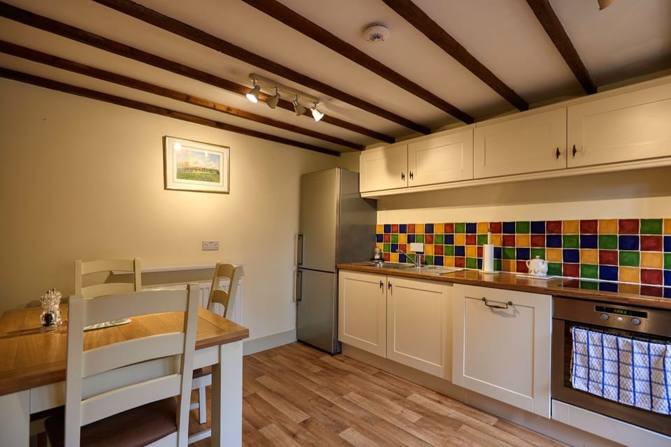 Cottage | Private kitchen | Fridge, microwave, oven, stovetop