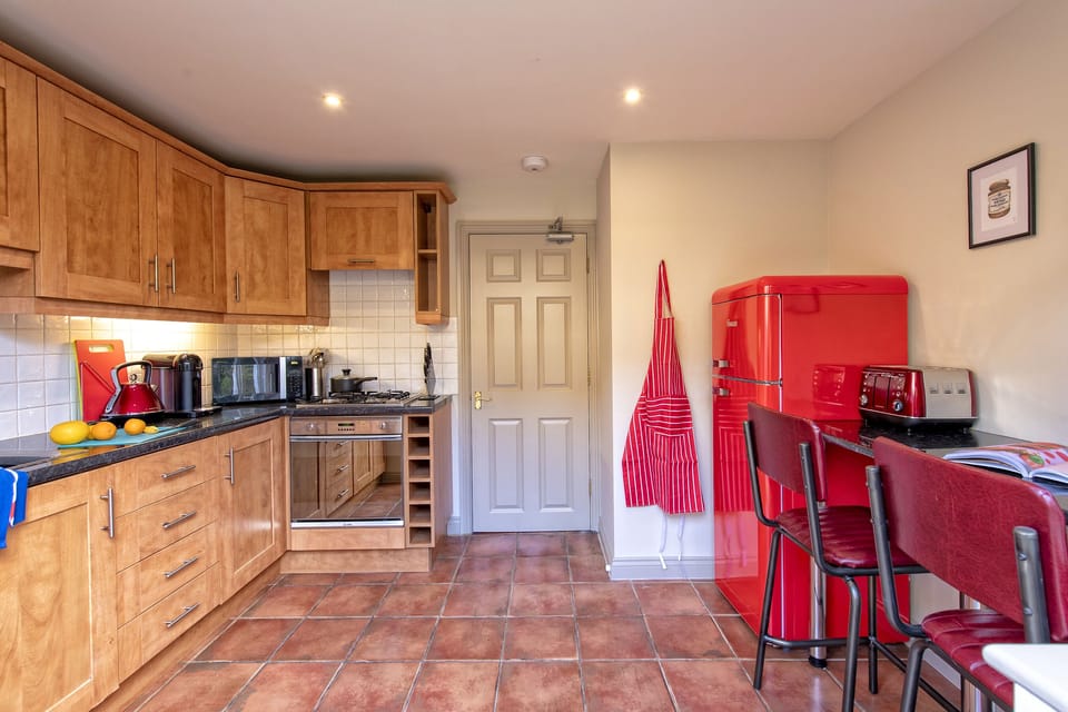 Family House | Private kitchen | Full-size fridge, microwave, oven, stovetop