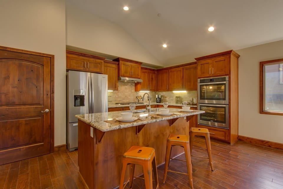 - Modern kitchen with stainless steel appliances  
- Granite countertops and breakfast bar seating  
- Fully equipped for gourmet vacation cooking