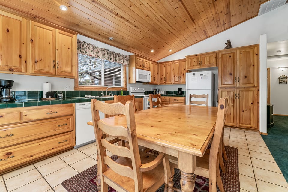 Kitchen and Dining Room. - Adorable kitchen and dining room with plenty of seating with an open floor plan.
