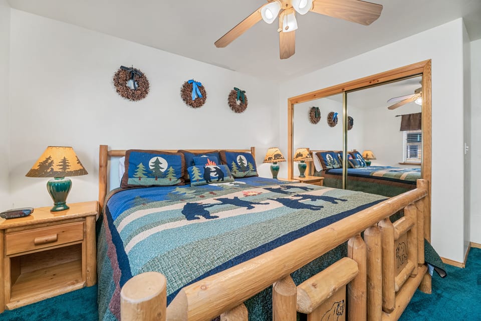 Secondary Bedroom. - King bed, Smart TV.