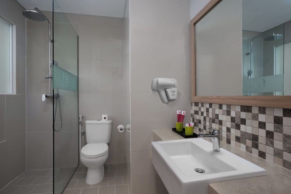 Deluxe Room | Bathroom | Shower, free toiletries, slippers, towels