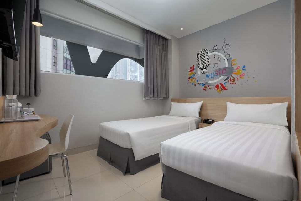 Deluxe Room | Minibar, in-room safe, desk, soundproofing