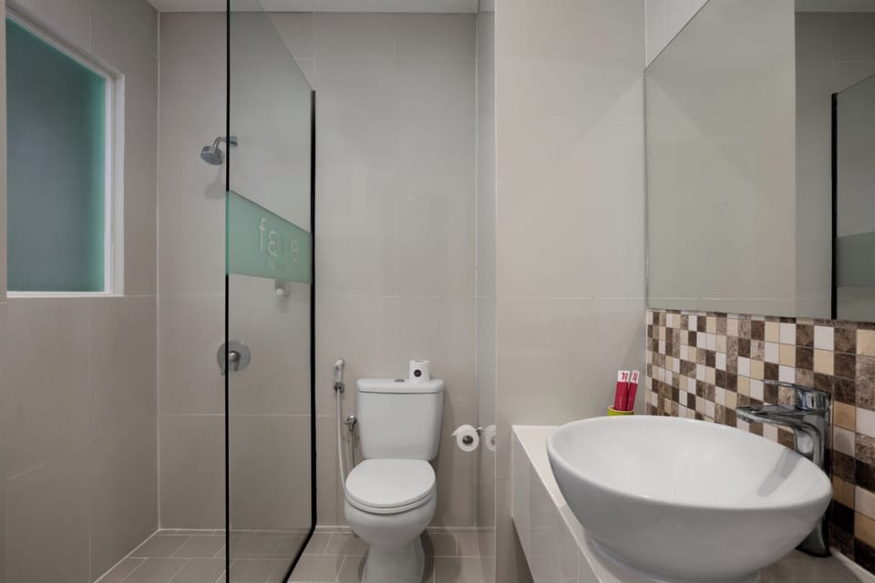 Superior Room | Bathroom | Shower, free toiletries, slippers, towels