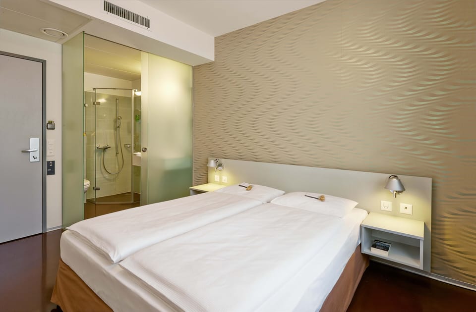 Business Room, 1 Queen Bed | Egyptian cotton sheets, hypo-allergenic bedding, in-room safe, desk