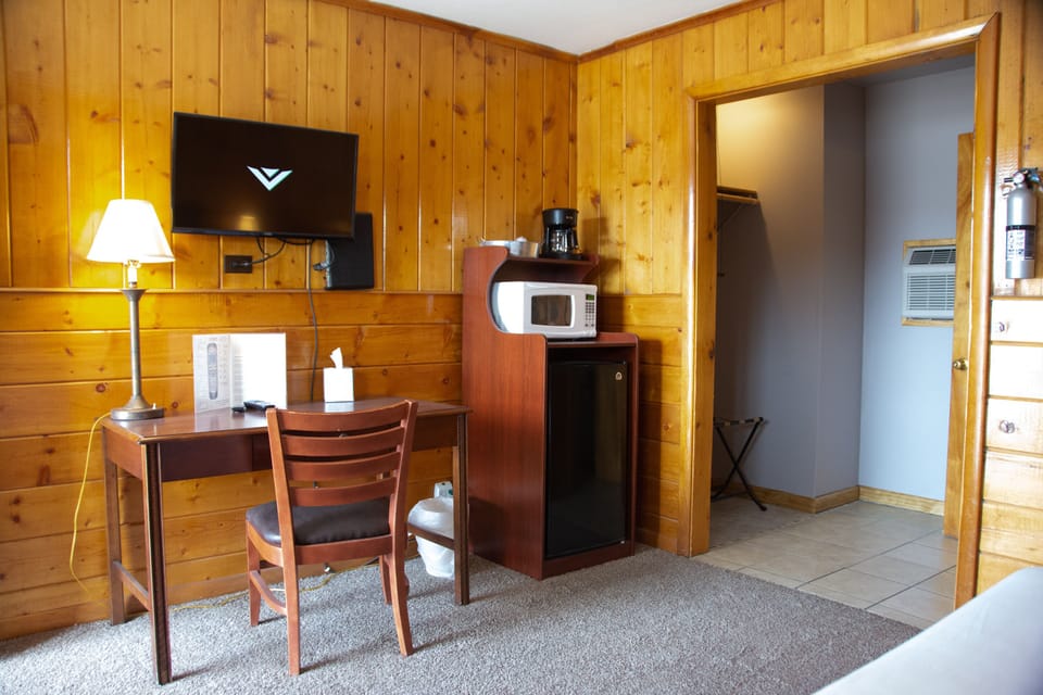 Standard King Room | Living area | TV