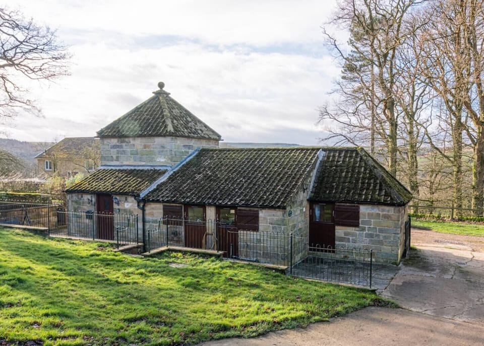 Sycamore Cottage in Whitby features accommodation with free WiFi, 9 km from Whitby Museum, 9 km from Whitby Lighthouse and 9 km from Captain Cook Memorial Museum. Located 9 km from Whitby Abbey.