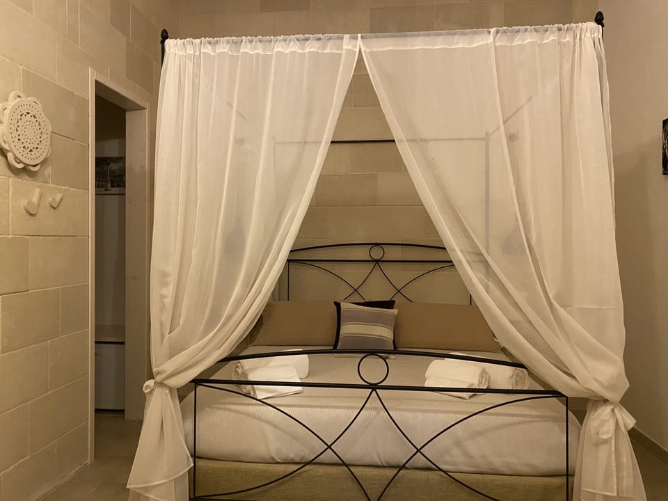 Standard Room | Minibar, in-room safe, individually decorated, individually furnished