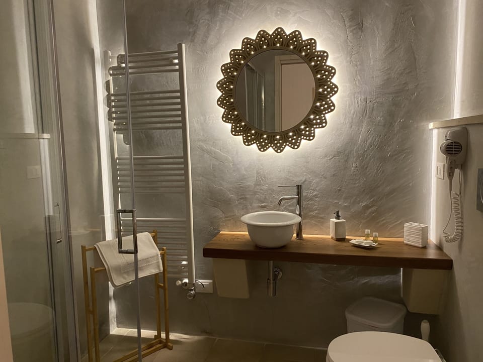Economy Room | Bathroom | Shower, bathrobes, bidet, towels