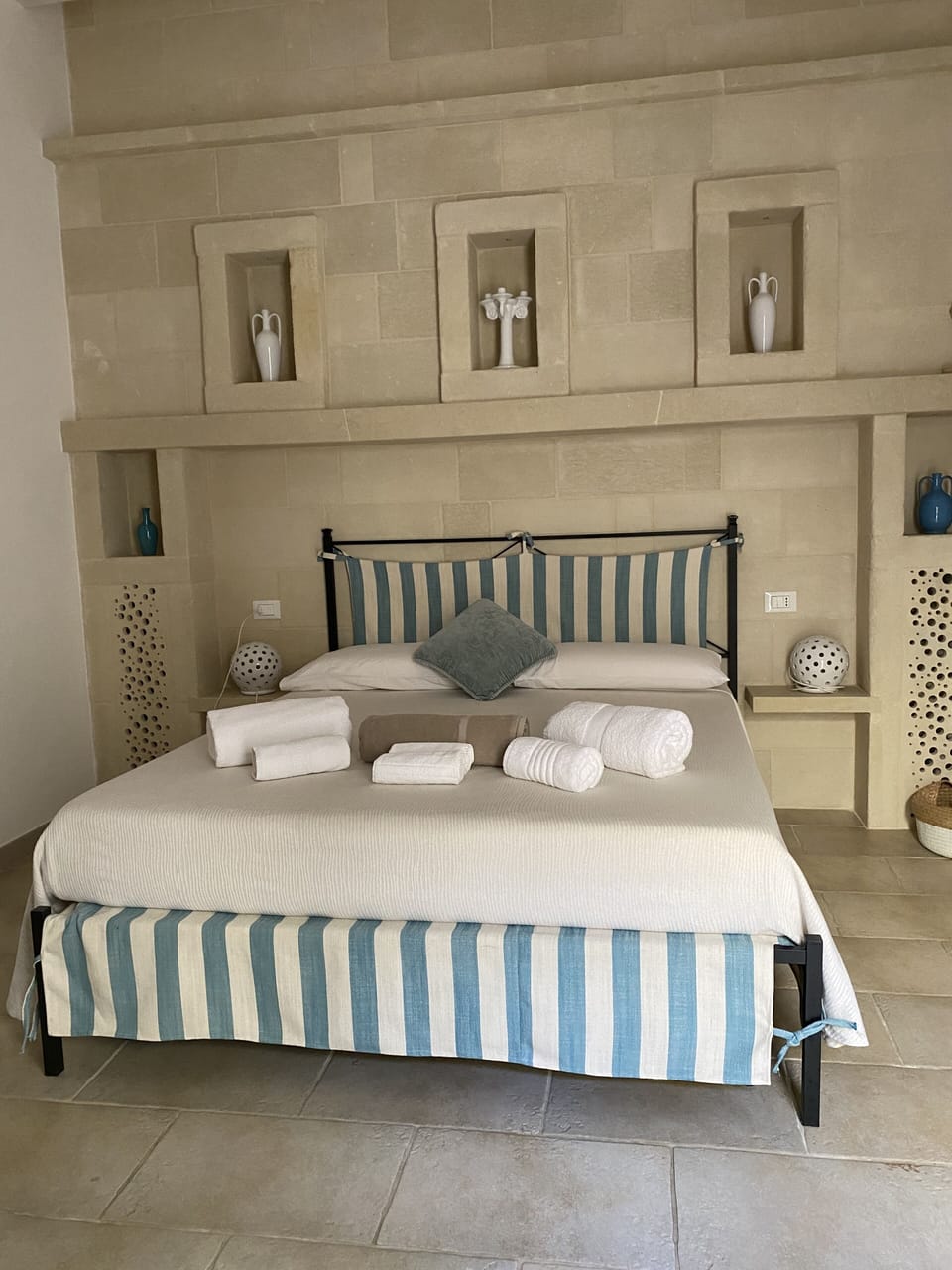 Economy Room | Minibar, in-room safe, individually decorated, individually furnished