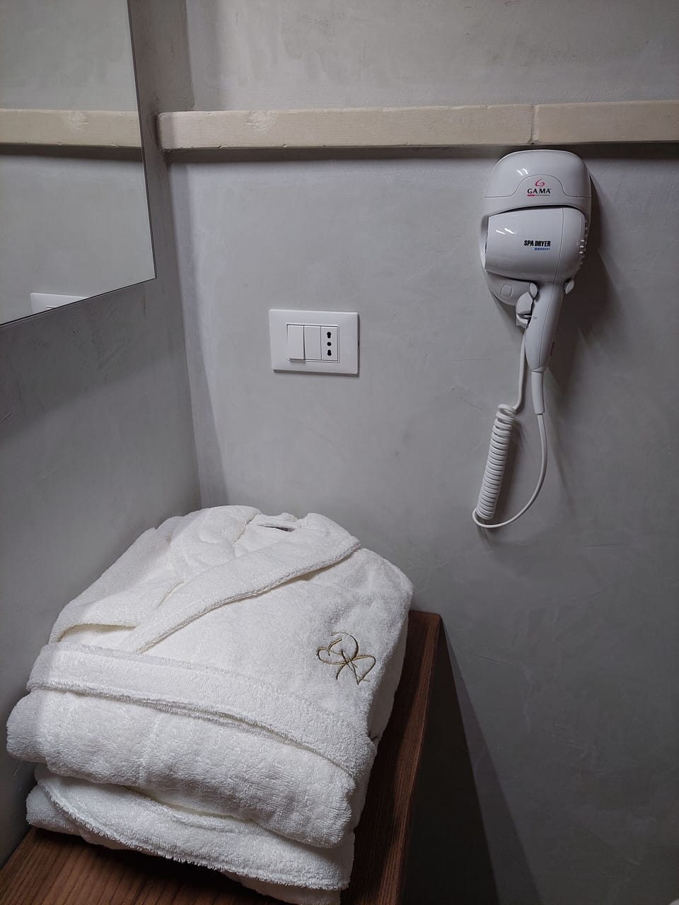 Shower, bathrobes, bidet, towels