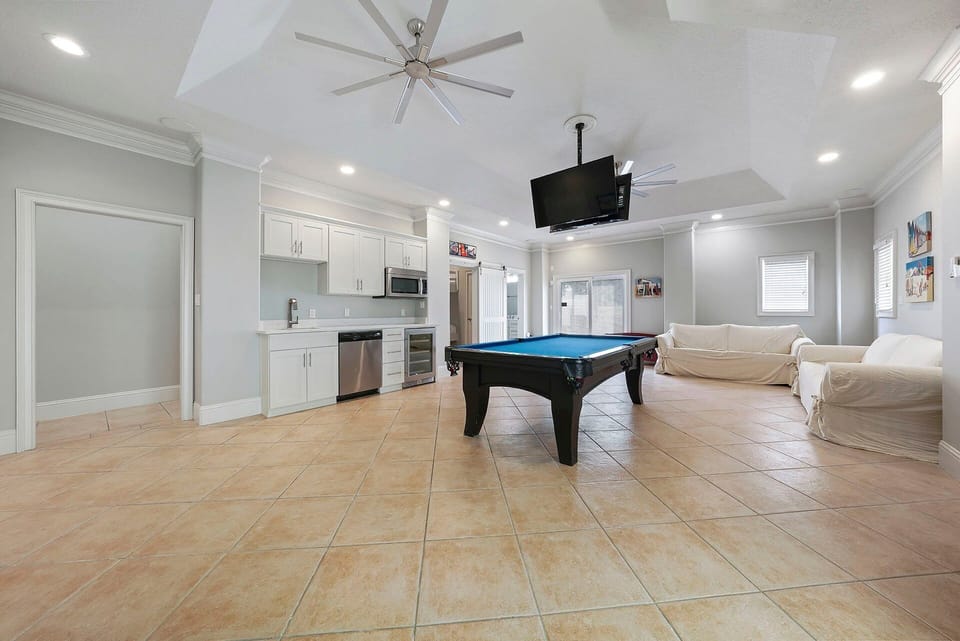 Turtle Tracks - Dunes of Destin Beach - Pool Table & Seating Area