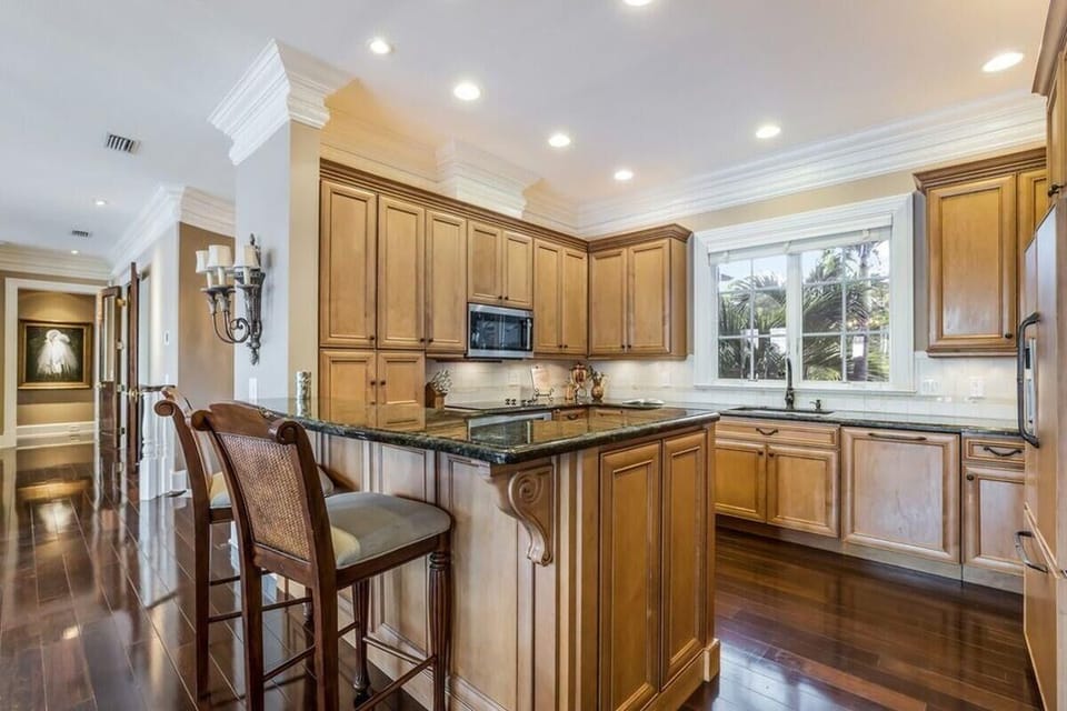 Luxury Estate By The Bay - Close to Beach image 20