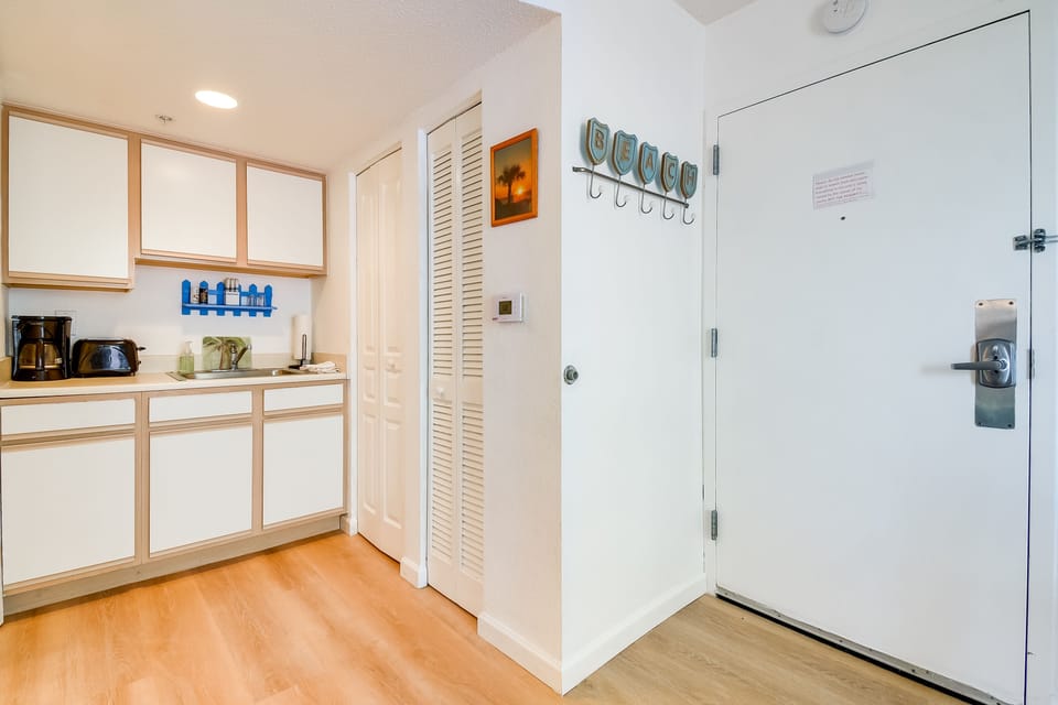 Entryway | Cable TV | Air Conditioning | New Vinyl Floor Throughout