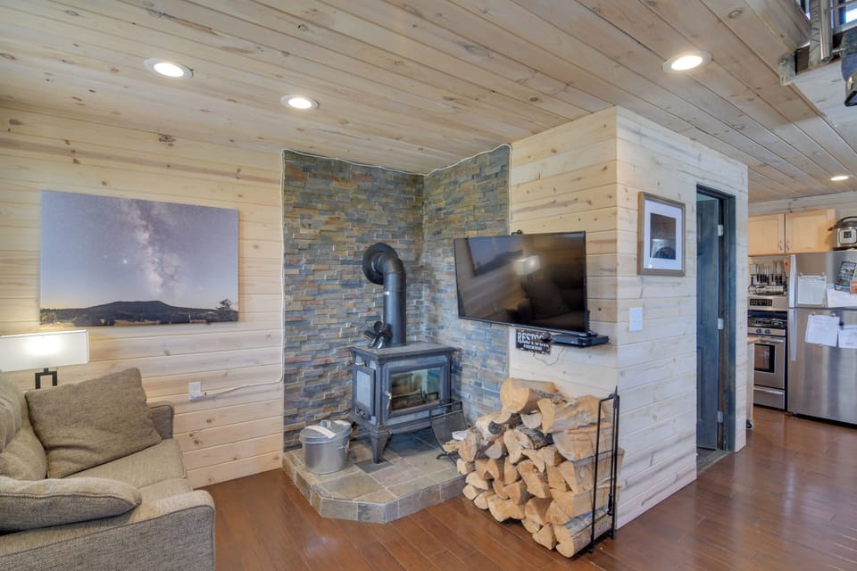 Living Room | Wood-Burning Stove | Free WiFi | Smart TV