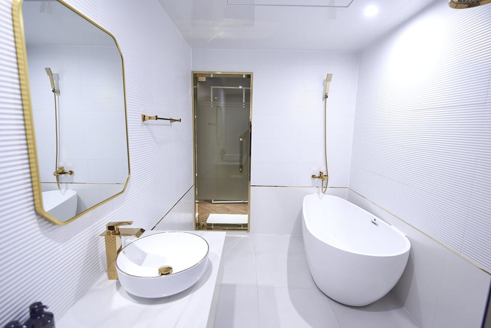 Deluxe Twin Room | Bathroom | Free toiletries, hair dryer, bathrobes, slippers