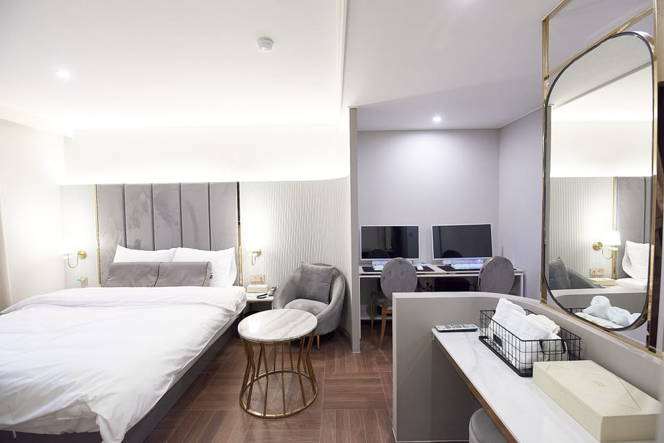 Premium Double Room | Premium bedding, down comforters, desk, laptop workspace