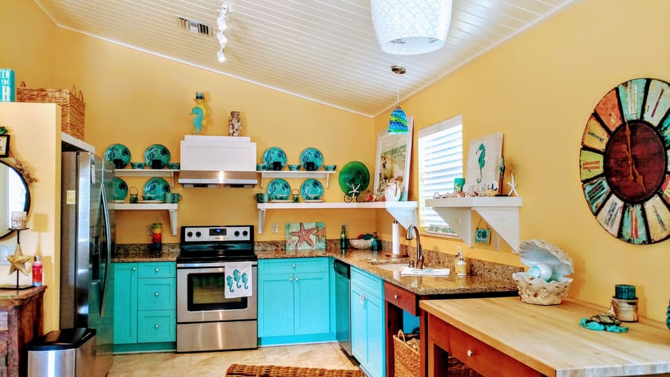 House (3 Bedrooms) | Private kitchen | Coffee/tea maker, fridge, microwave, oven