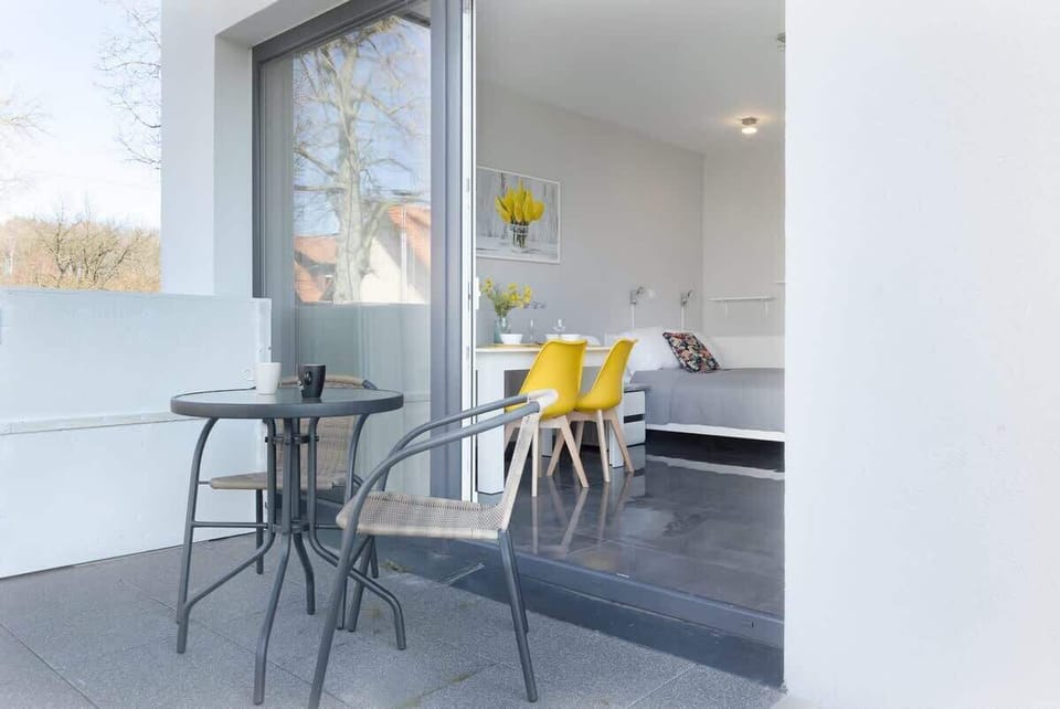 Spacious terrace with outdoor furniture, ideal for enjoying breakfast or evening drinks in the fresh air.