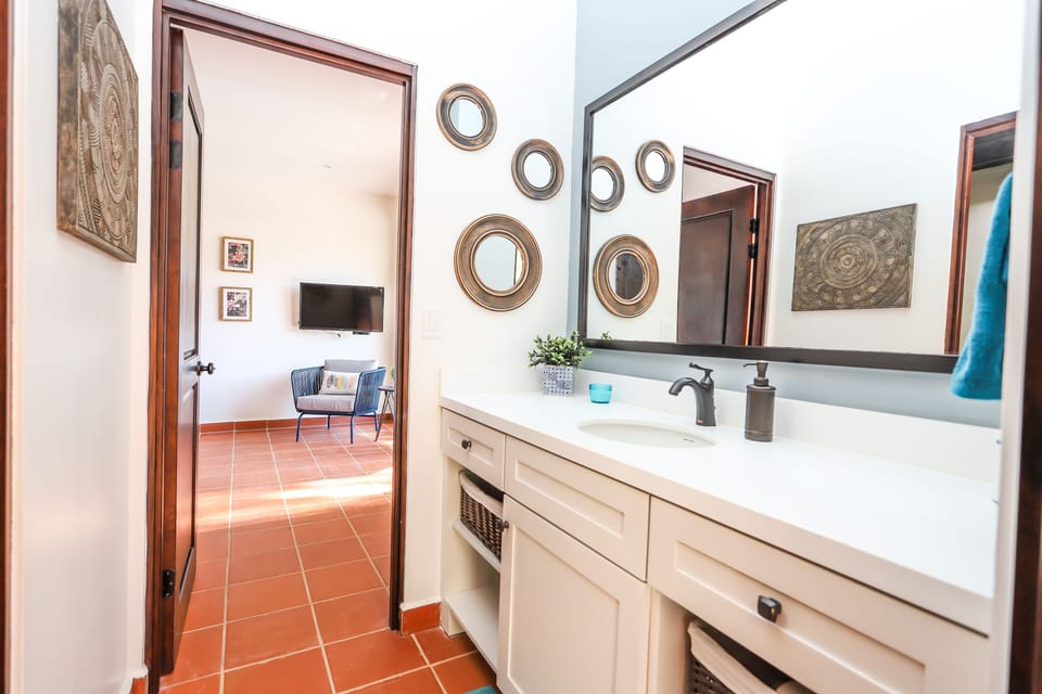 Shared bathroom with Room 3 & 4