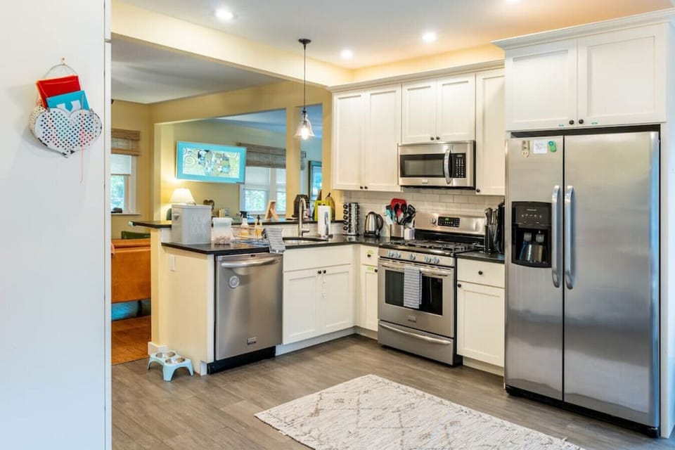 I promise this is Airbnb`s best equipped kitchen.  A lobster pot?  A wok?  Chopsticks?  A scale?  A meat thermometer?  A turkey baster?  An instantapot?  A blender?  A burr grinder for coffee? A milk frother?  A stand mixer?  Rolling pin?  Oh yeah!!!