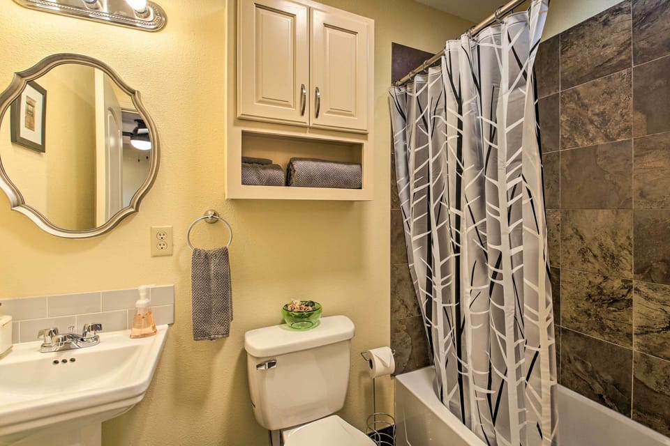 En-Suite Bathroom | Complimentary Toiletries