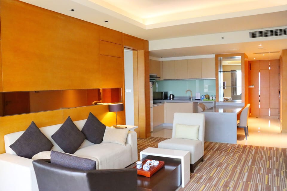 Business Suite | Minibar, in-room safe, desk, blackout drapes