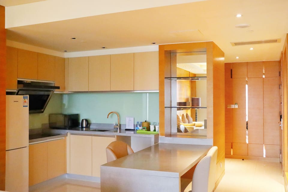 Business Suite | Minibar, in-room safe, desk, blackout drapes