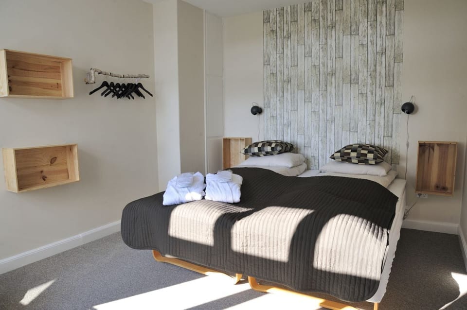 Double Room, Shared Bathroom | Hypo-allergenic bedding, down comforters, cribs/infant beds, free WiFi