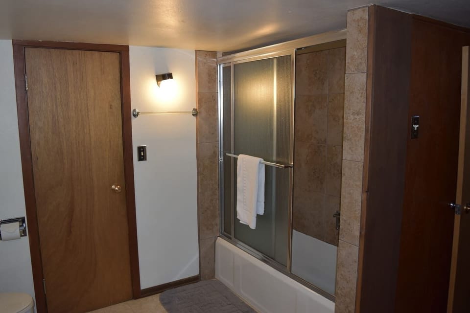 tub/shower with ceramic tile surround