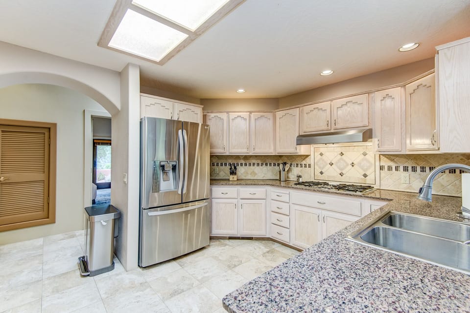 Fully Equipped Kitchen with a 5-Burner Gas Stovetop