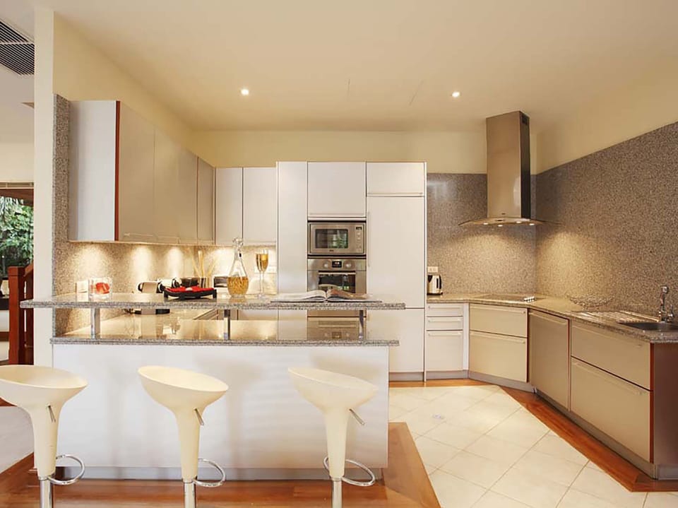 Villa, 6 Bedrooms | Private kitchen | Full-size fridge, microwave, oven, stovetop