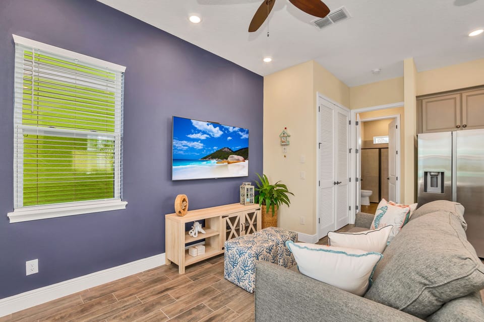 Vibrant living area of the cottage in Florida - A living area that effortlessly combines sophistication, comfort, and functionality - Smart TV and Netflix - Designer furniture enhancing the aesthetic - Cozy sofas
