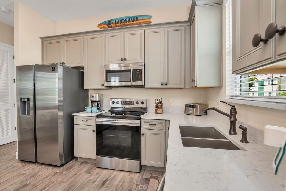 Sleek kitchen of the cottage in Florida - Full equipped - Integrated appliances for a seamless and stylish appearance - Stainless steel appliances - Harmonious blend of practicality and contemporary aesthetics