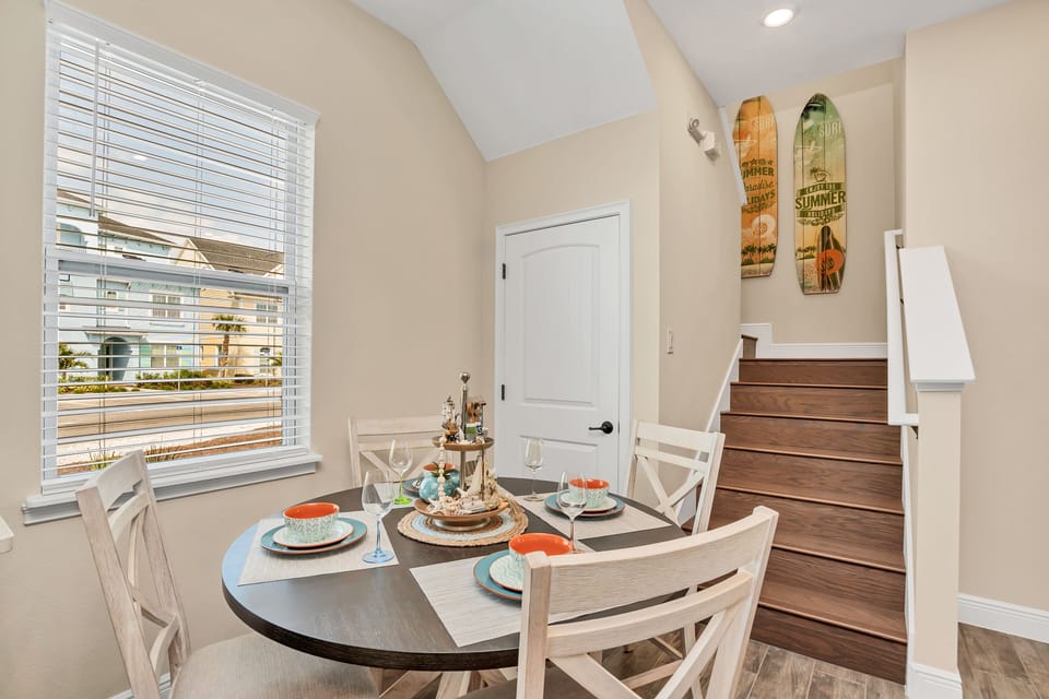 Elegant dining area of the cottage in Florida - 4 persons dining - Artfully arranged table settings for a touch of elegance - Functional and aesthetically pleasing space - Harmonious color scheme for a cohesive and stylish look