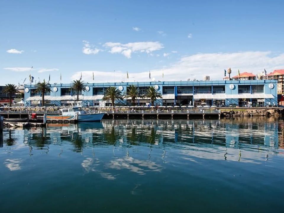 9 mins walk to Sydney Fish Market