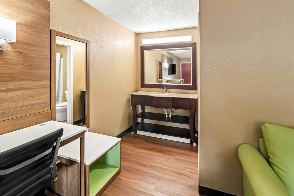 Desk, laptop workspace, iron/ironing board, free WiFi