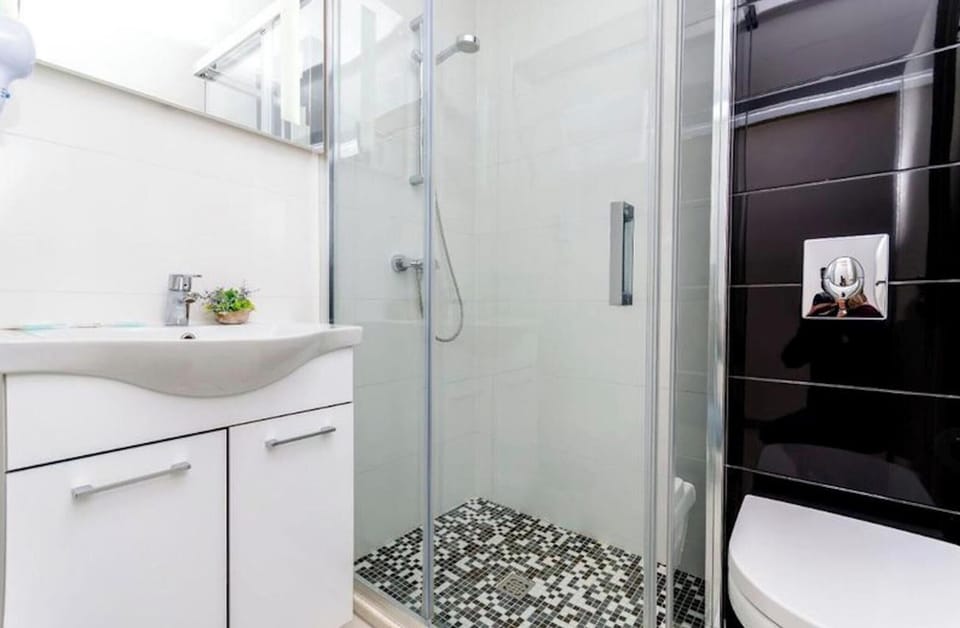 Room, 1 Bedroom, Balcony, Garden View | Bathroom | Combined shower/tub, towels