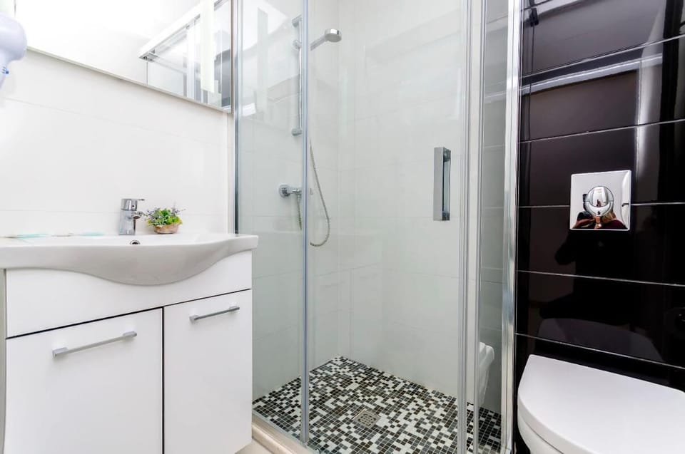 Room, 1 Bedroom, Balcony, Garden View | Bathroom shower