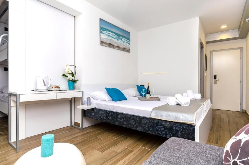 Room, 1 Bedroom, Balcony, City View | 1 bedroom, soundproofing, free WiFi