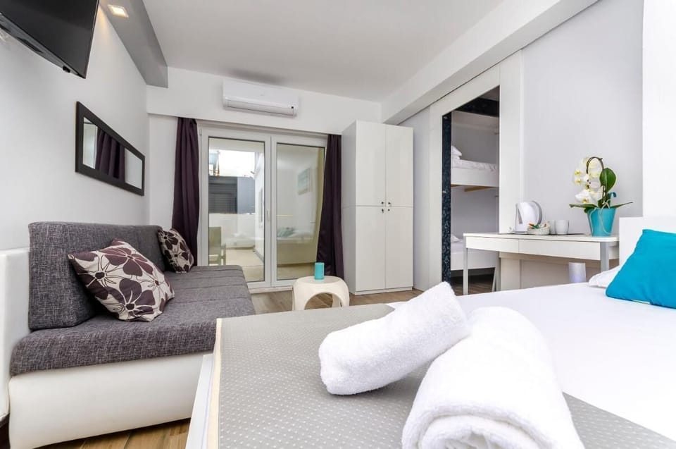 Room, 1 Bedroom, Balcony, City View | 1 bedroom, soundproofing, free WiFi
