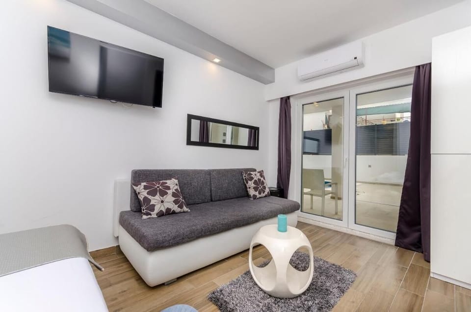Room, 1 Bedroom, Balcony, City View | Interior