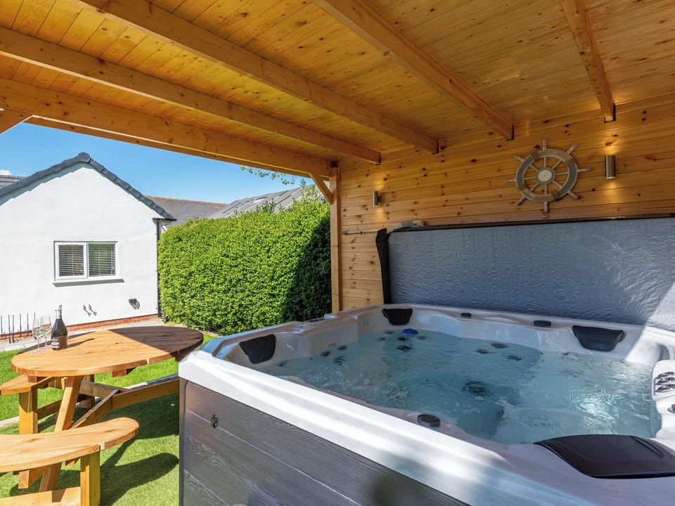 Hot tub | Sea Breezes, Anderby Creek, near Chapel St Leonards